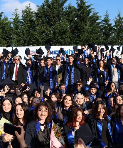 Sultangazi’de Gençlerin Mezuniyet Coşkusu