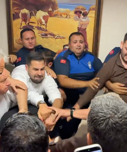 Menderes’te başkanvekili seçimi savaş alanına döndü! Yumruklar havada uçuştu, belediye AK Parti’ye geçti