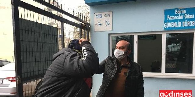 Edirne'de pazara gelenlerin ateşi ölçüldü, maske dağıtıldı