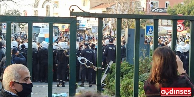 Boğaziçi öğrencilerinden Rektör'e protesto