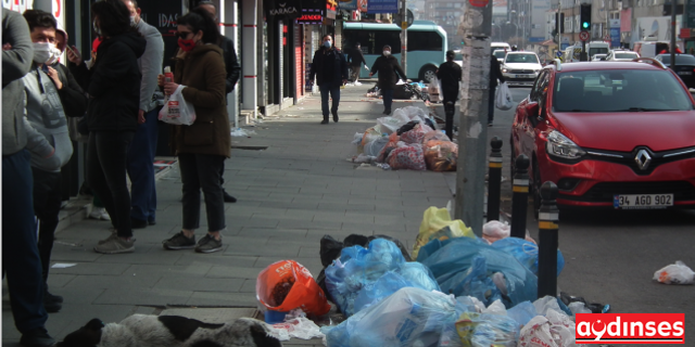 İstanbul'da Caddeler çöp yığınlarıyla dolu, İşçilerin çöp kavgası!