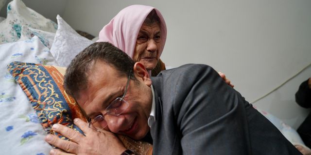 İmamoğlu Trabzon'da aile büyükleri ve mezar ziyaretinde bulundu