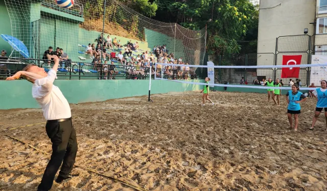 Plaj voleybolu turnuvası bu yıl rekor katılımla başladı