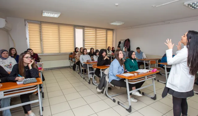 Büyükşehir, üniversite adaylarının yanında