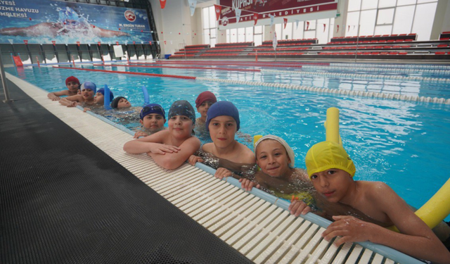 Fatih Belediyesi'nden Çocuklara Yüzme Eğitimi!