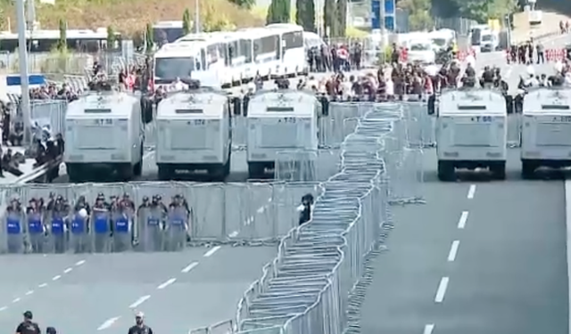 Son dakika... Gürsel Tekin polis eşliğinde CHP İstanbul İl Başkanlığı'na girdi...