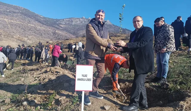 Bursa Gürsu'da 'Türkiye Yüzyılı Maarif Modeli' ışığında fidanlar toprakla buluştu