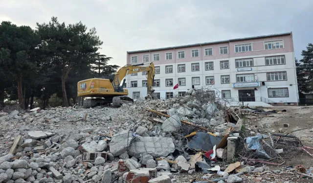 Bursa Hamitler'de 43 yıllık ortaokul yıkıldı... Yerine modern okul geliyor