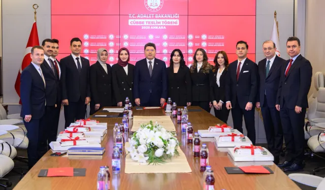 Genç hakim ve savcılar cübbelerini teslim aldı