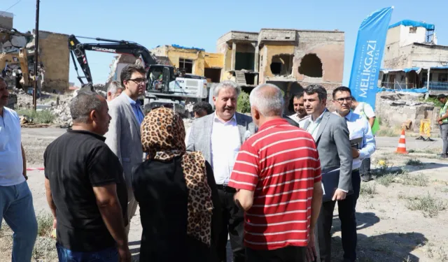 Kayseri Melikgazi'de metruk yapıya geçit yok