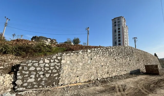 Ordu'da Fatsa Evkaf Mahallesi'ne taş duvar çalışması