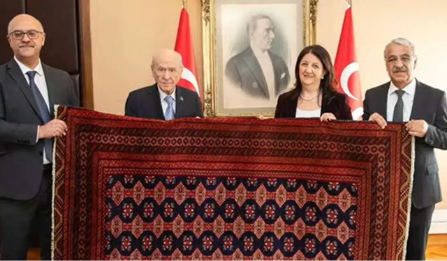 Öcalan'dan Bahçeli'ye 'Barış ve Demokrasi Kilimi' dokuma kilim hediye edildi