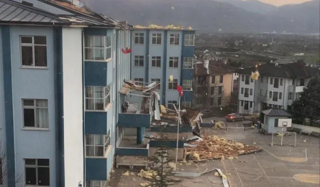 Rüzgar okulun çatısını uçurdu; eğitime 1 gün ara!