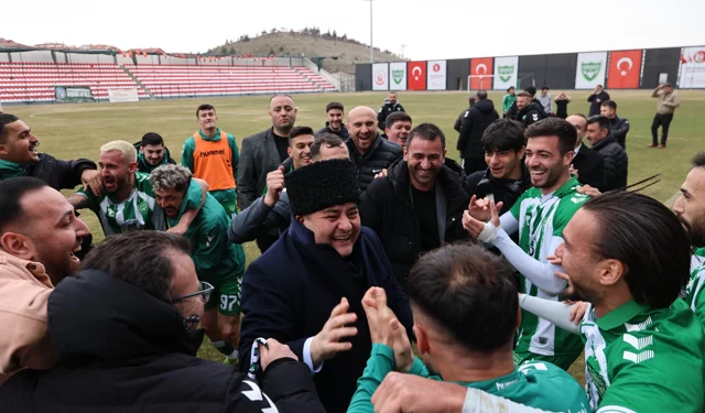 Başkan Özarslan Bağlumspor'a tribünden destek verdi