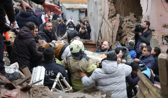 Fatih'te çöken binada son durum: 1 Ölü, 10 yaralı!