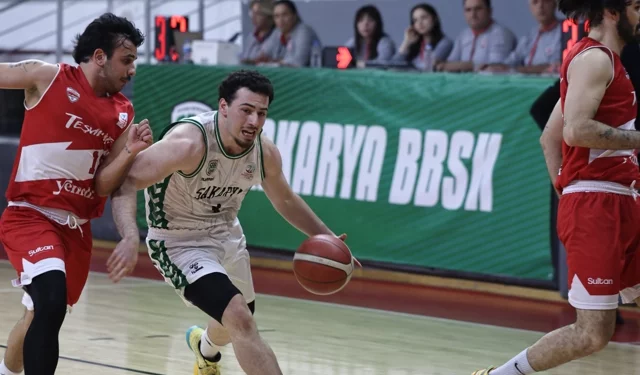 Lider Sakarya play-off'a çeyrek finalden gidiyor