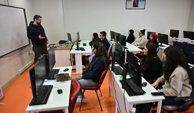 Manisa Büyükşehir'den gençlere dijital vizyon