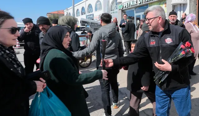 Nevşehir Belediyesi kadınlara binlerce çiçek dağıttı