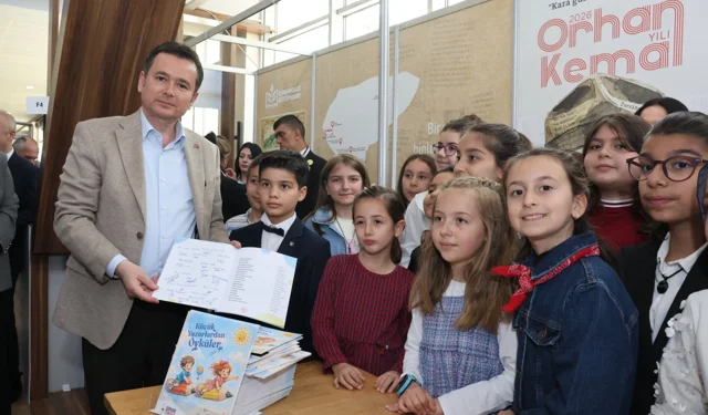 Başkan Erkan Aydın Kitap Fuarı'nda çocuk yazarlarla buluştu