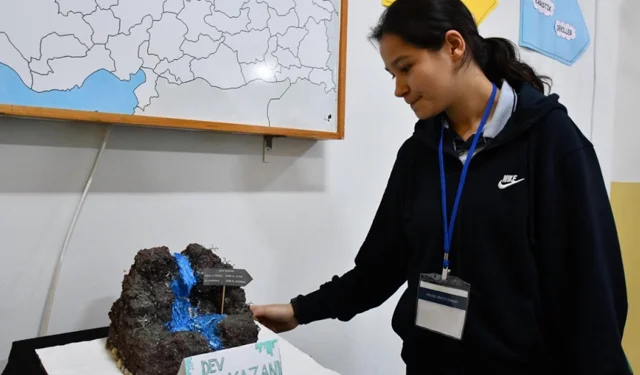 Bilecik'te liseli öğrenciler atıkları coğrafi şekillere dönüştürdü