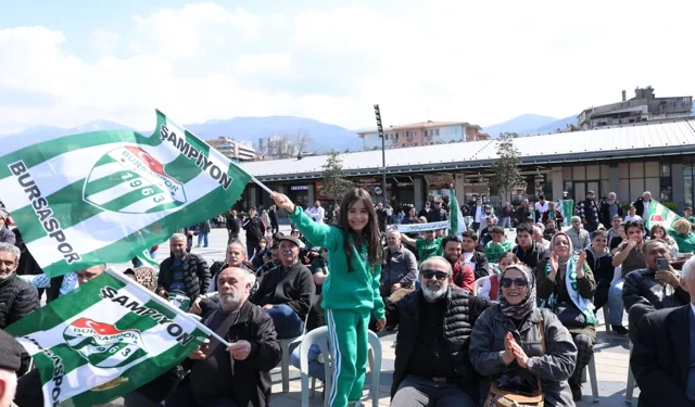 Bursa Osmangazi Meydanı'nda Bursaspor coşkusu