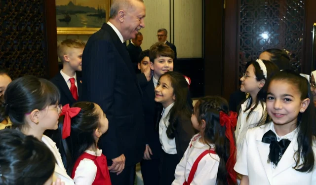 Cumhurbaşkanı Erdoğan, Külliye'de çocukları misafir etti