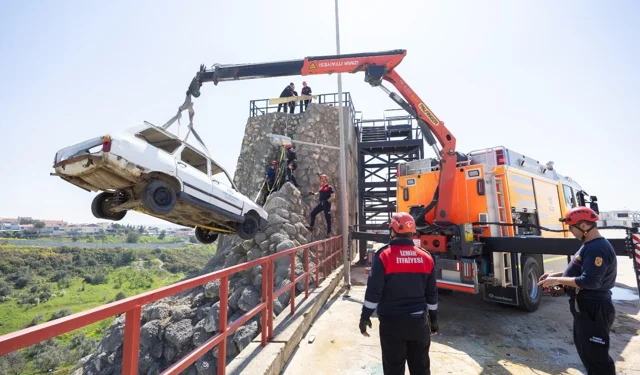 İzmir İtfaiyesi'nde 'özel kuvvet' eğitimi