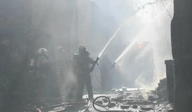 İzmir Konak'ta bina yangını kontrol altında