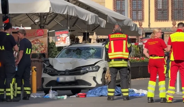 Araç yayalara daldı! 2 ölü, çok sayıda yaralı var