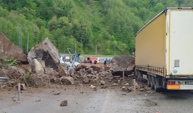 Artvin'de heyelan! Yabancı tır hasar aldı!