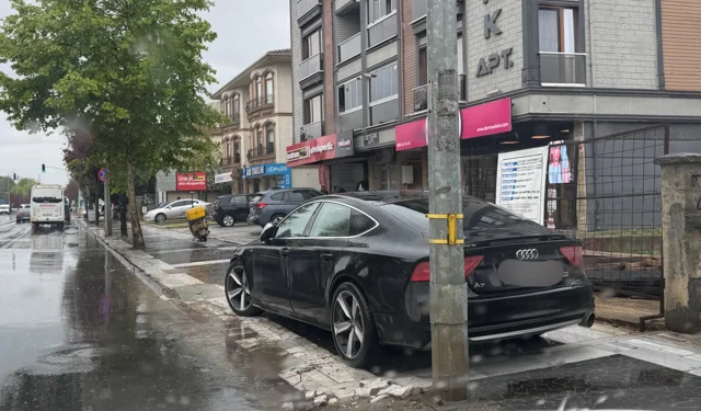 Düzce'de kaldırımlar araç işgali altında!