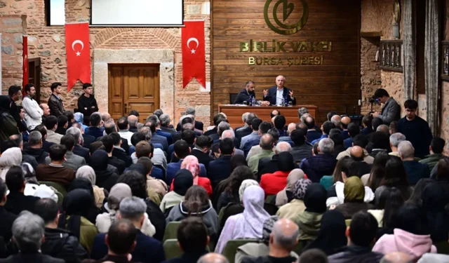 Efkan Ala Birlik Vakfı'nda gençlerle buluştu