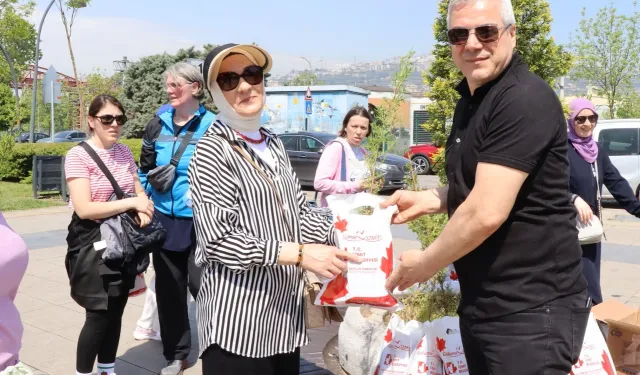 İzmit'ten sağlıklı yaşam yürüyüşünde annelere anlamlı jest