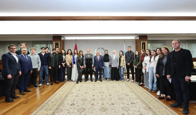 Kayseri'deki Türk Dünyası gençlerinden Başkan Büyükkılıç'a ziyaret