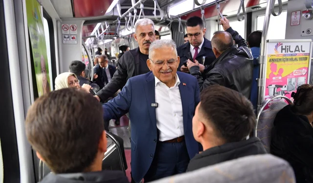 Memduh Büyükkılıç'tan tramvay yolculuğu