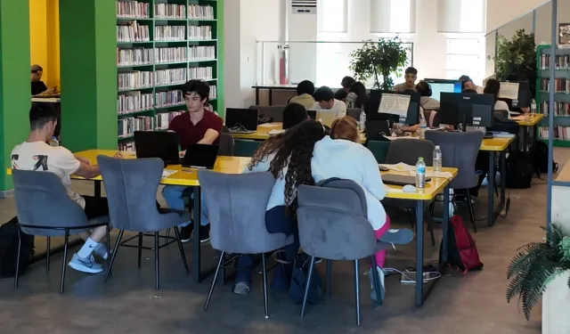 Çayırovalı gençlerden kitap kahvelerde sınav hazırlığı