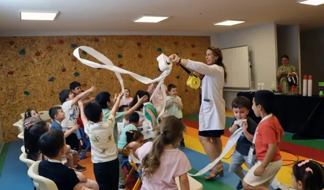 İstanbul'da minikler bilimin renkli dünyasını eğlenerek keşfediyor