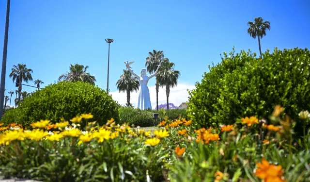 Mersin'de kent estetiğine yaz dokunuşu