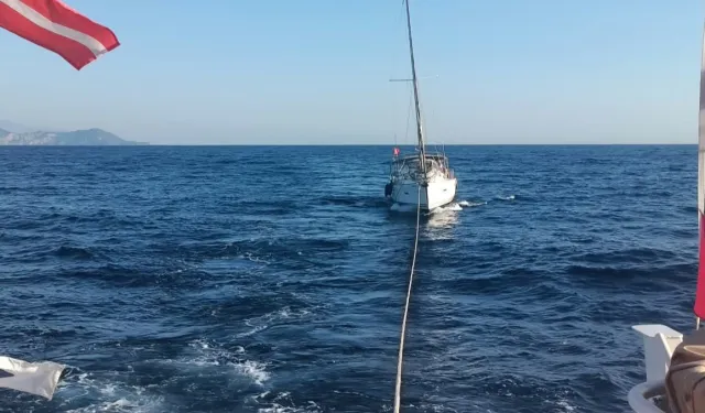 Fethiye açıklarında sürüklenen teknedeki 5 kişi kurtarıldı