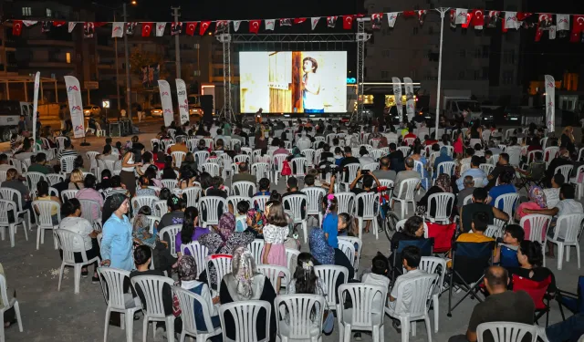 Mersin Tarsus'ta açık hava sinema keyfi