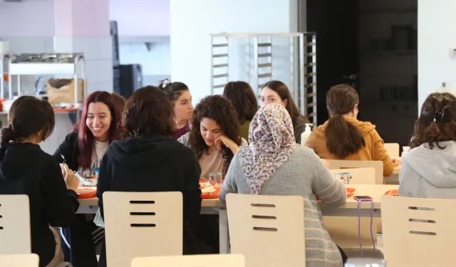İstanbul Büyükşehir Belediyesi öğrencilerin yanında
