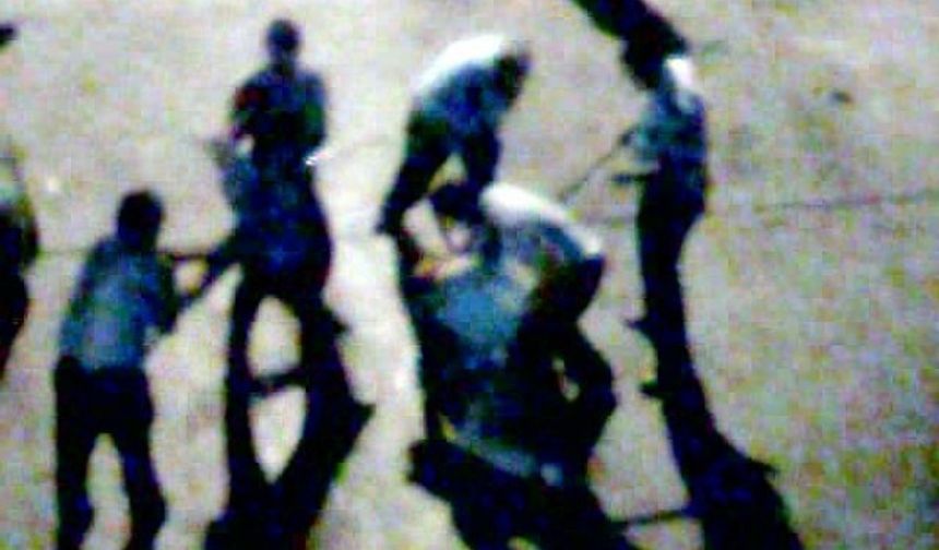 Olay, Fatih’te önceki gün saat 02.30 sıralarında meydana geldi. İddiaya göre; sokakta seyreden polis otosu, karşıdan gelen araca yol vermiş gibi yapıp aracın önünü kesti. Otomobilde eşi ve çocukları bulunan sürücü ile polislerin arasında yol verme tartışması yaşandı.