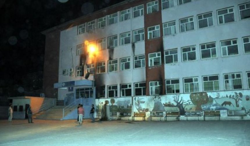 Cizre'de 4 okul molotoflarla yakıldı