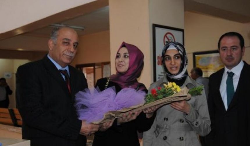 Hakkariye'ye yeni atanan öğretmenler çiçeklerle karşılandı