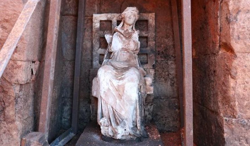 'Ana Tanrıça Kibele' heykelinin bulunduğu kalede, kazı