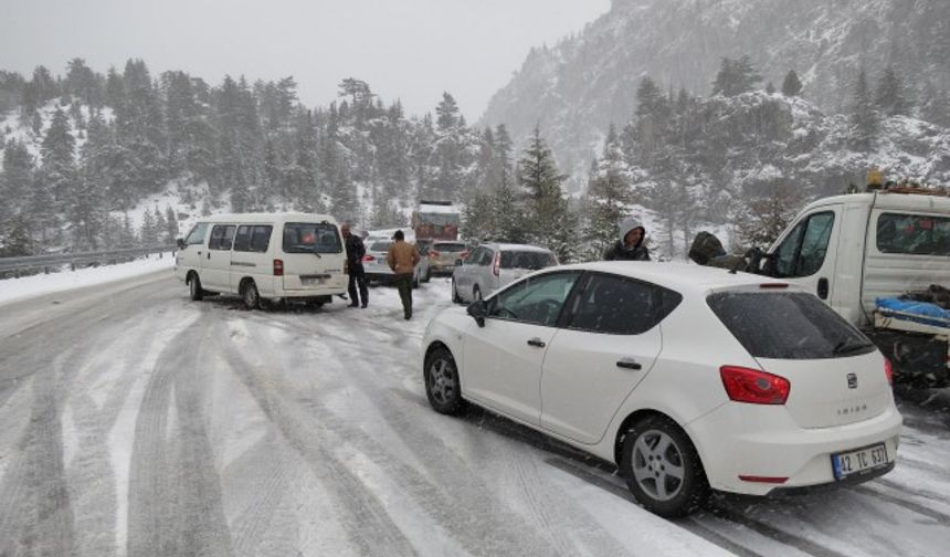 Nisan'da yağan kar Antalya-Konya yolunu kapattı