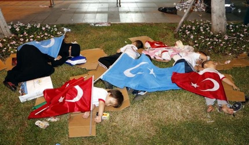 Antalya'da 7'den 70'e 'Demokrasi nöbeti' tuttular