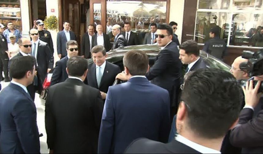 Davutoğlu Cuma namazını Eyüp'te kıldı