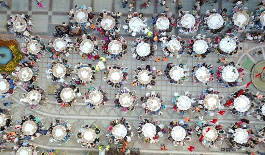 Edirne’de 10 bin kişilik iftar sofrası kuruldu