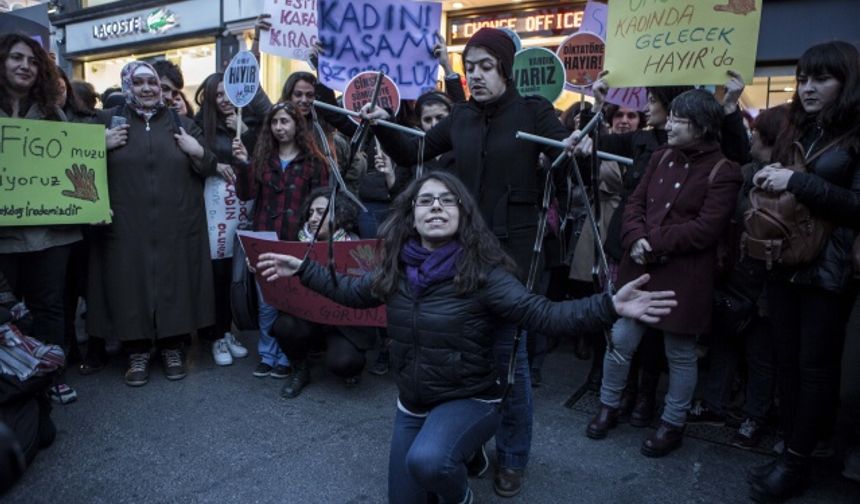 Taksim'de binlirce kadın yüdürü